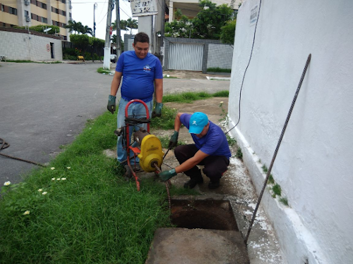 equipe trabalhando em sistema de esgoto